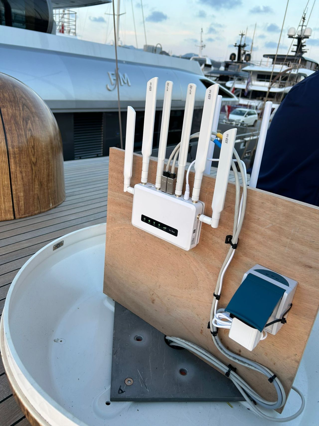 Mehrkanal-Antennensystem auf Deck der klassischen Segelyacht Cassiopeia in Genoa — LTE/5G Konnektivität mit Starlink-Vorbereitung