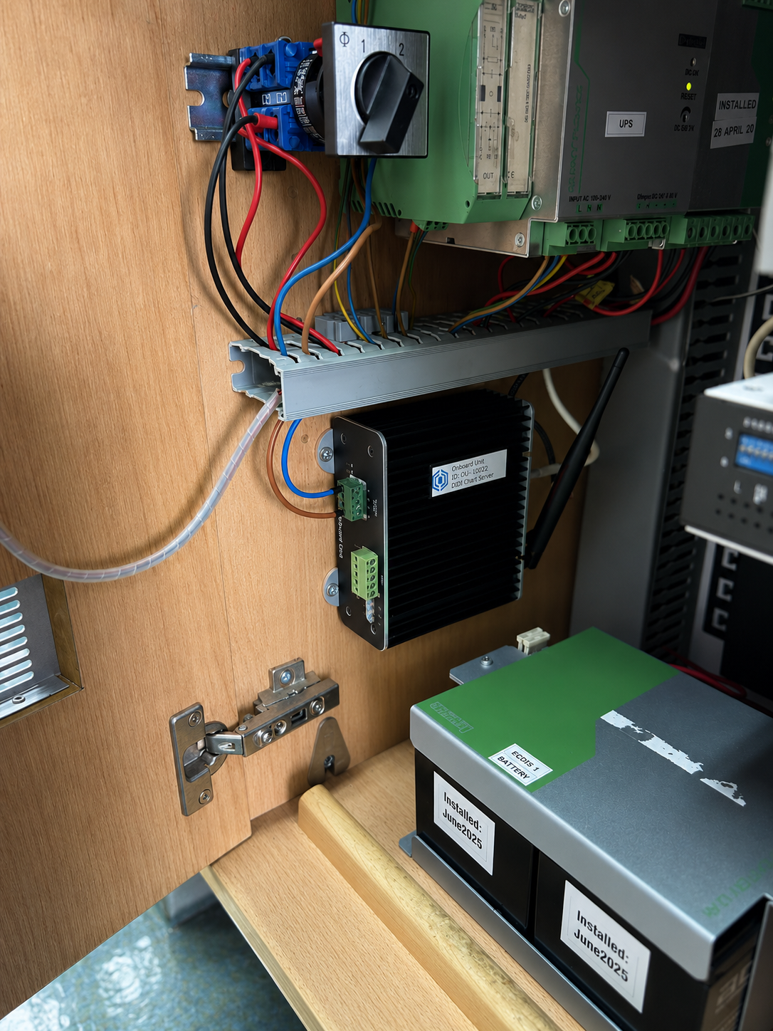 DIDI Chart Server an Bord installiert — kompakte Hardware-Einheit im Schaltschrank für effizientes ENC-Management