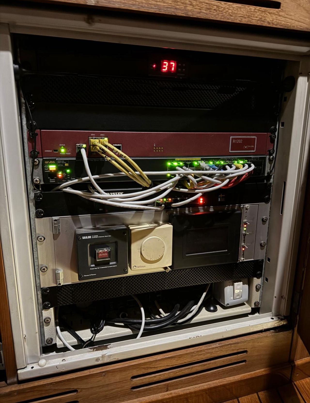 Neu strukturiertes IT-Rack auf der Cassiopeia — Patchpanel, Switches und saubere Verkabelung an Bord der 37m-Holzyacht