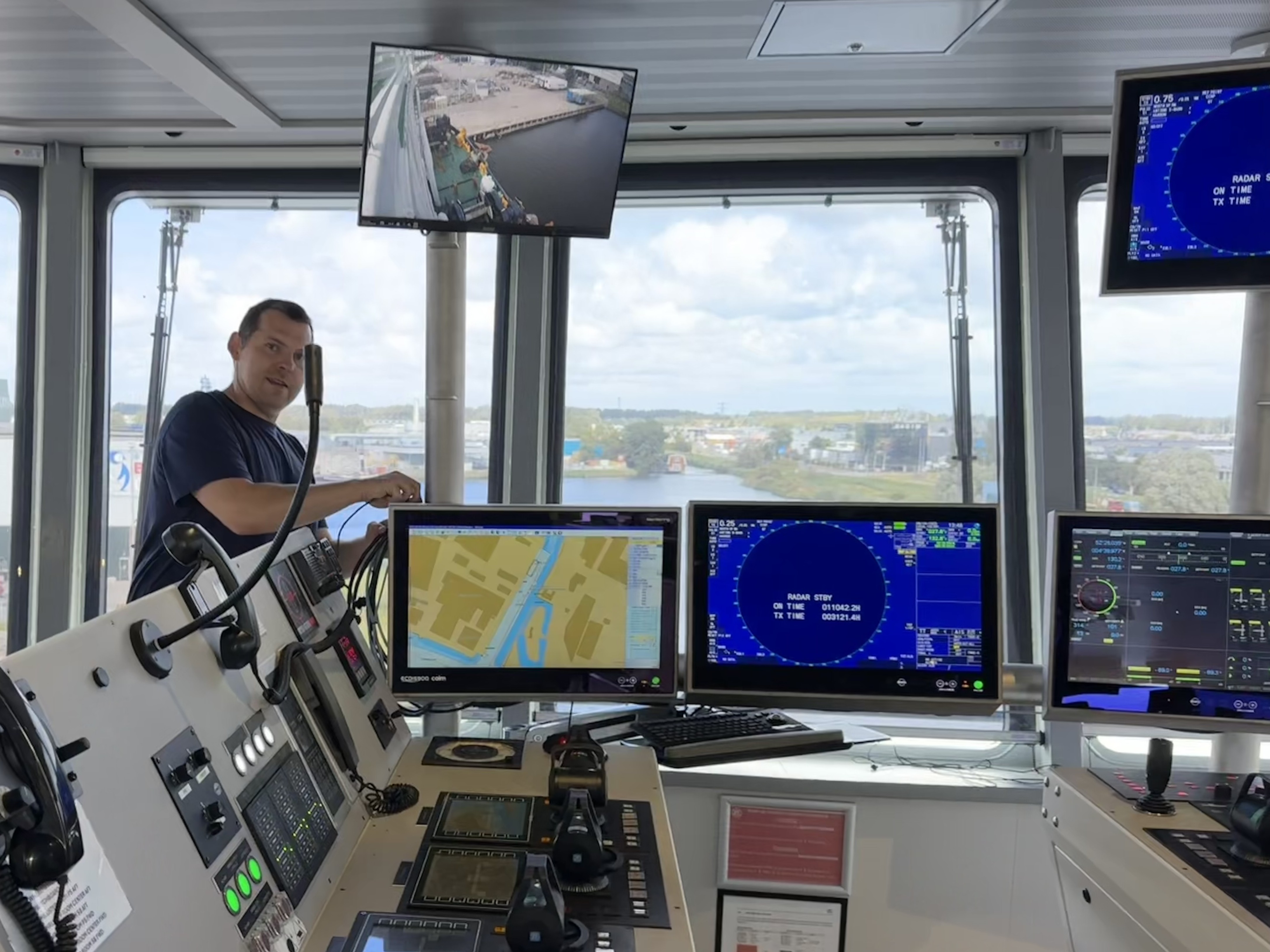Brücke der MV Lady Irina in IJmuiden — Officer mit ECDIS, Radar und Navigationssystemen während DIDI Chart Inbetriebnahme