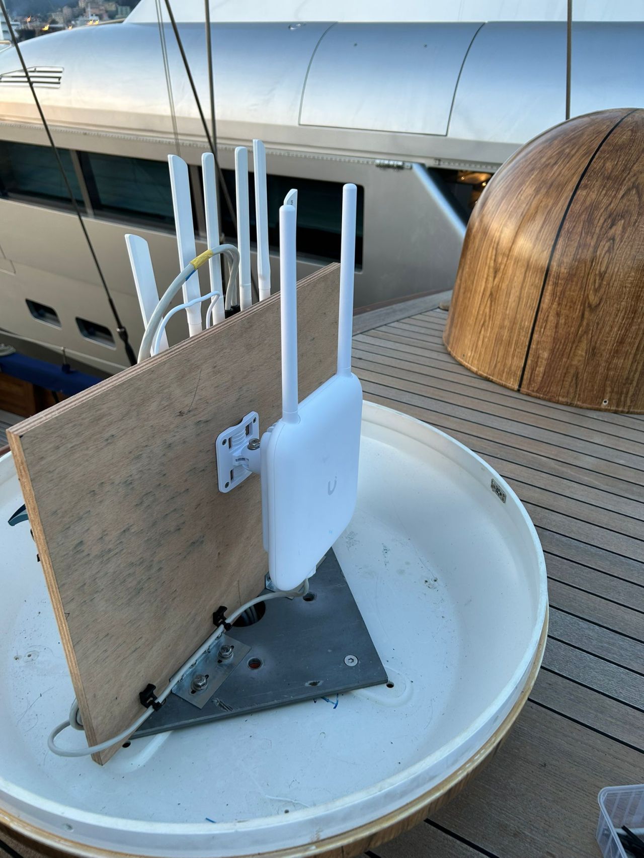 Externe Antennenmontage auf Deck der klassischen Segelyacht — saubere Installation mit Respekt für den Bauklassiker von 1946