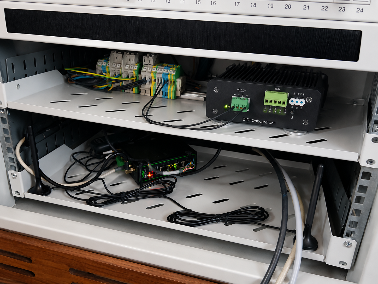 DIDI Onboard Unit im Schaltschrank — automatisierte ECDIS-Kartenversorgung über DIDI Chart Server